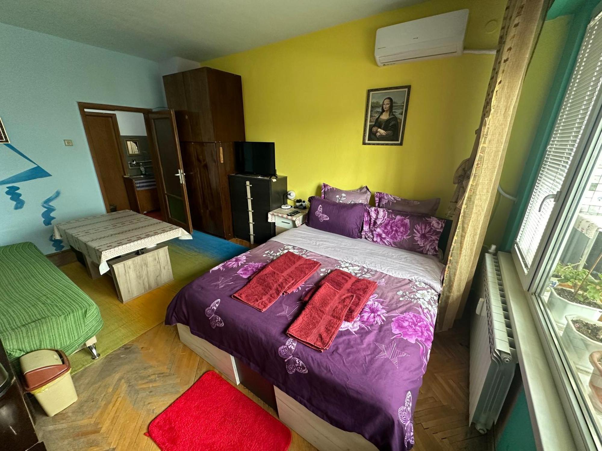 малък апартамент. Sleep And Fly. Apartament Sofia